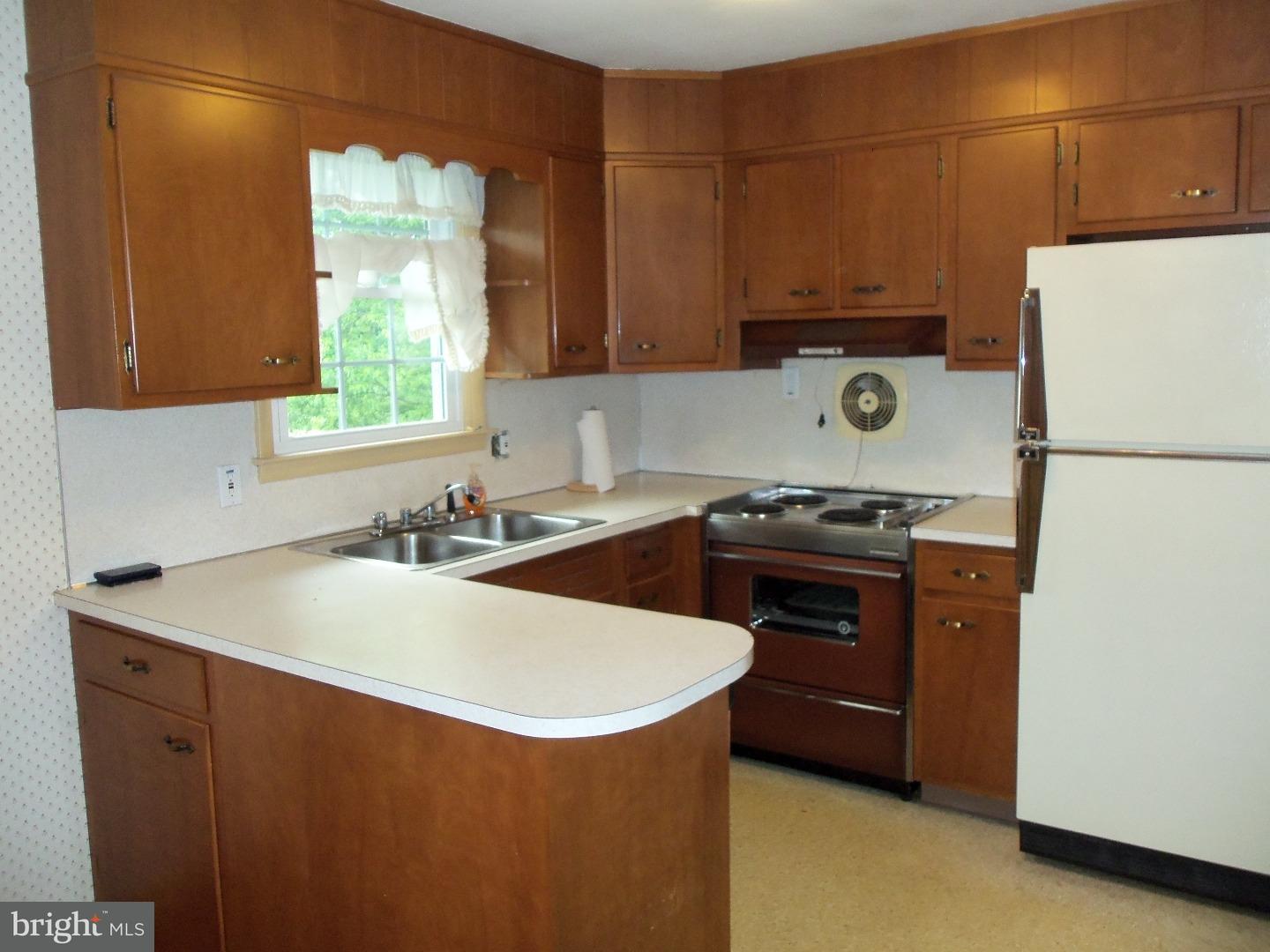1030 Rhodora Avenue Reading, PA 19605 - Photo 4 of 24