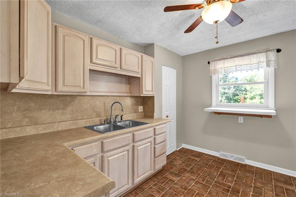 907 Brentwood Road Eden, NC 27288 - Photo 5 of 31 Gallery Image 5