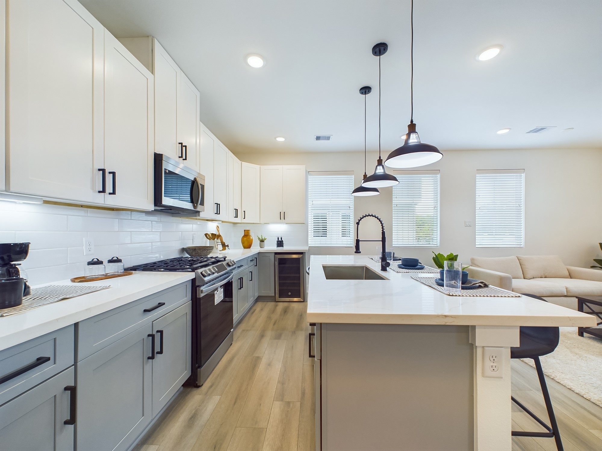 8319 Springwood Drive Houston, TX 77055 - Photo 10 of 47 Open concept second floor living area.