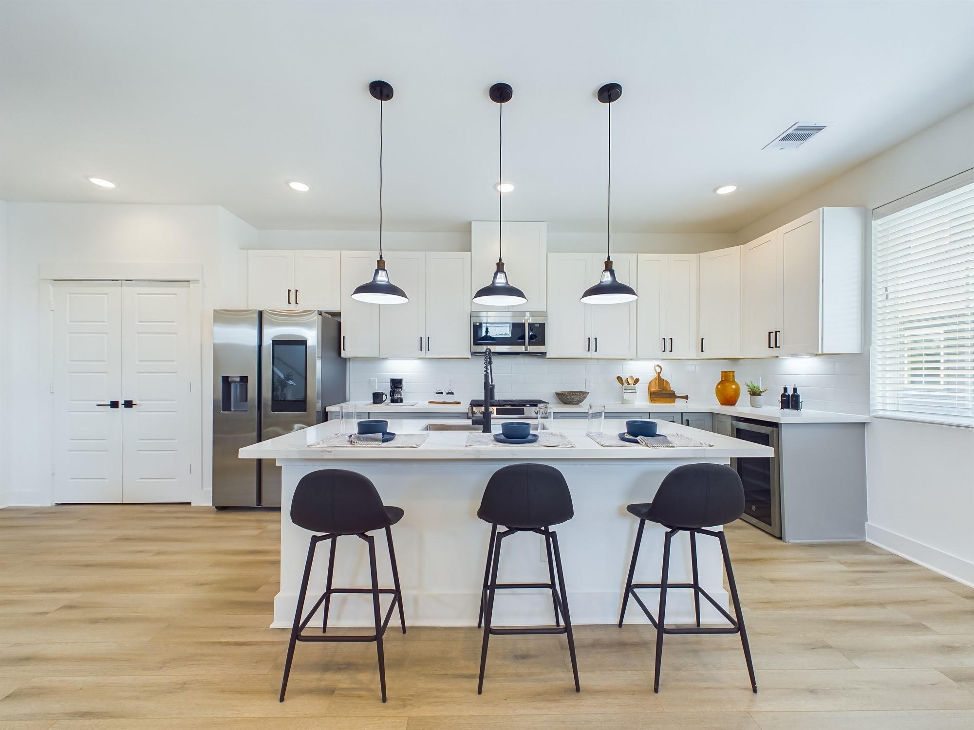 8319 Springwood Drive Houston, TX 77055 - Photo 11 of 47 Open concept second floor living area.