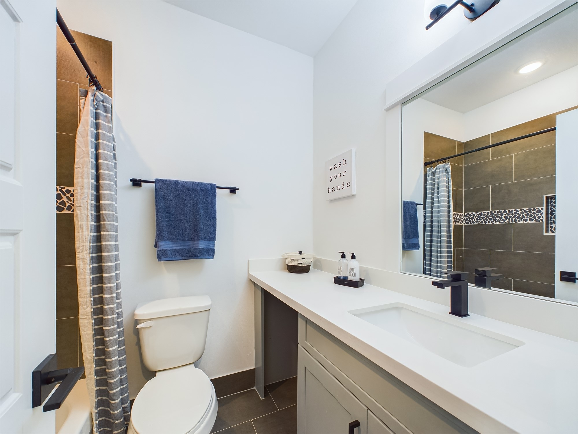 8319 Springwood Drive Houston, TX 77055 - Photo 17 of 47 Secondary bathroom - third floor