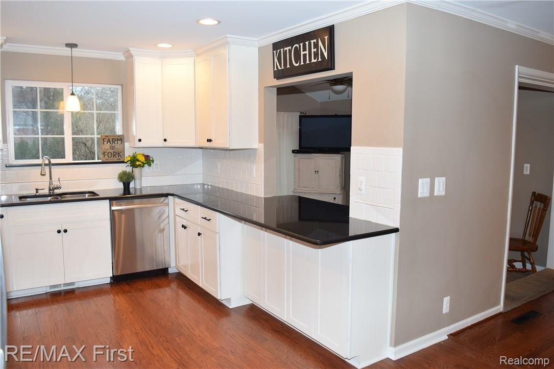 422 Barclay Road Grosse Pointe, MI 48236 - Photo 4 of 43 DSC_1101.JPG