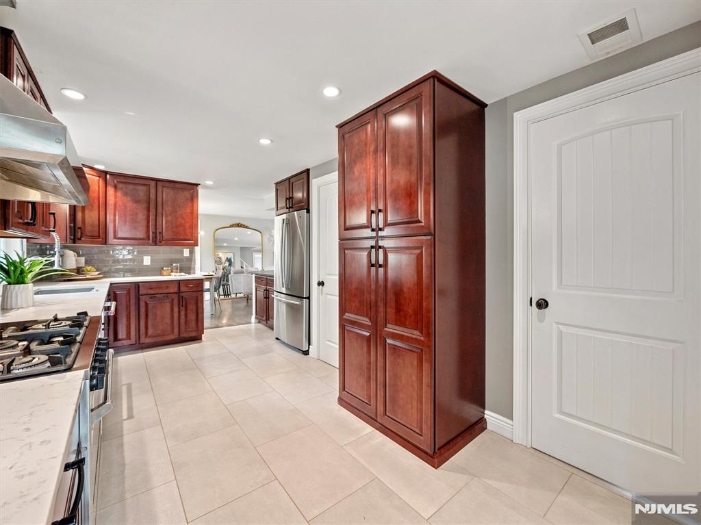 47 West Saddle River Road Waldwick, NJ 07463 - Photo 8 of 26