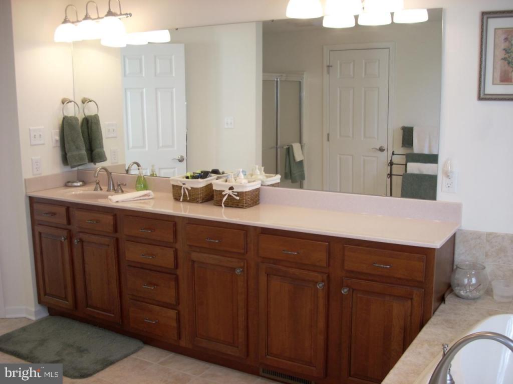 300 Bloomfield Drive Lititz, PA 17543 - Photo 6 of 10 Gallery Image 6