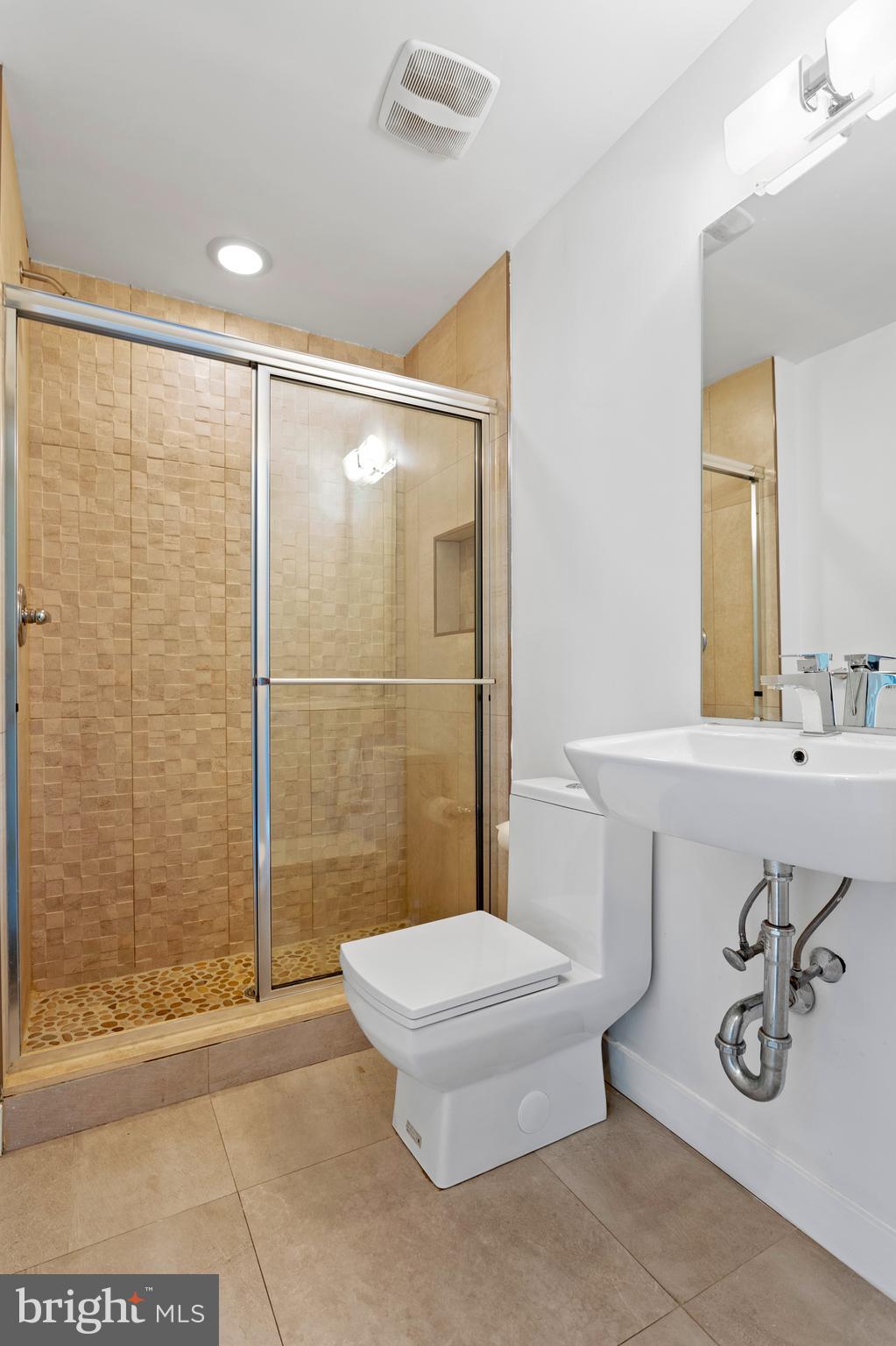 1625-31 Ridge Avenue, Unit 2 Philadelphia, PA 19130 - Photo 16 of 16 Hallway full bath