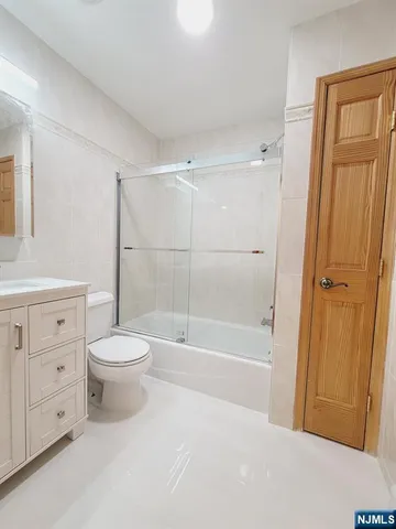 $5,200 | 248 Oakwood Drive, Paramus, NJ 07652