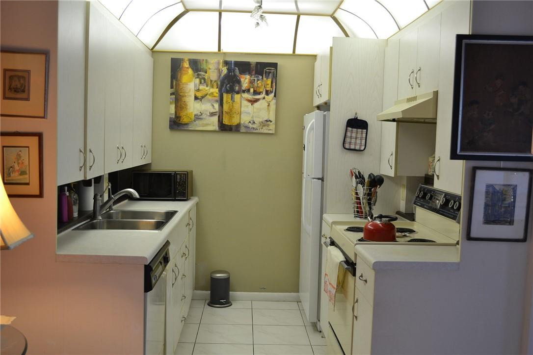 4013 Lincoln A, Unit 4013 Boca Raton, FL 33434 - Photo 5 of 28 Kitchen