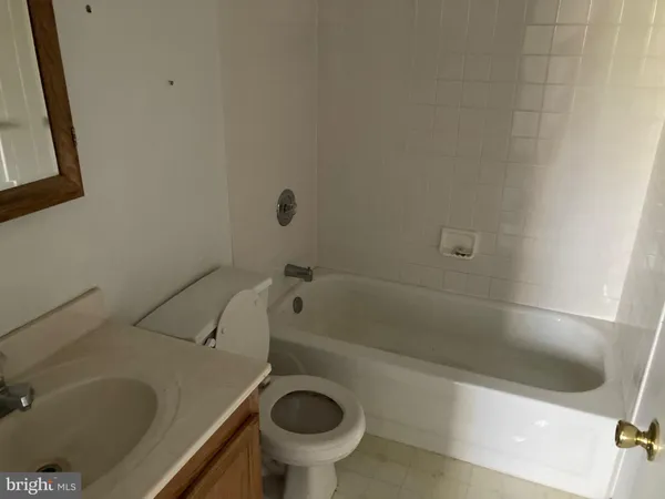 a view of empty room with ceiling fan