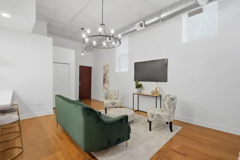 $1,399,000 | 1900 West Oakdale Avenue, Chicago, IL 60657