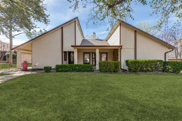 a view of a house with backyard and garden