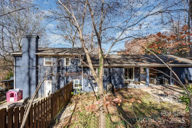 a view of outdoor space yard and porch