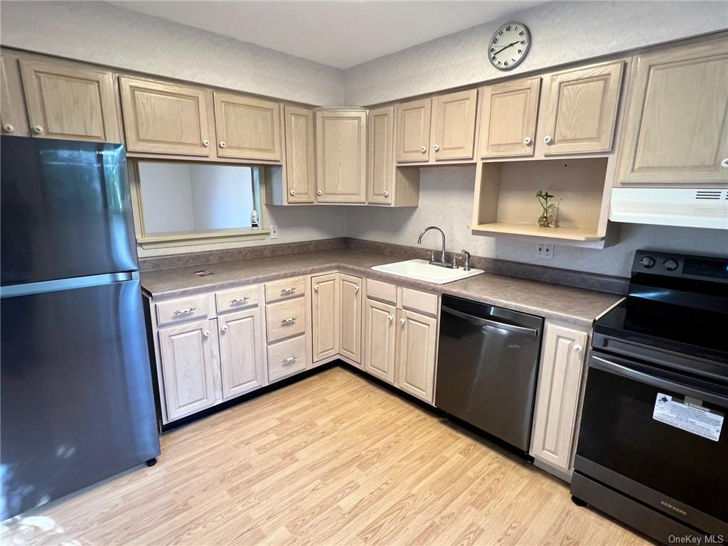 21 Sycamore Drive, Middletown, NY 10940 Compass