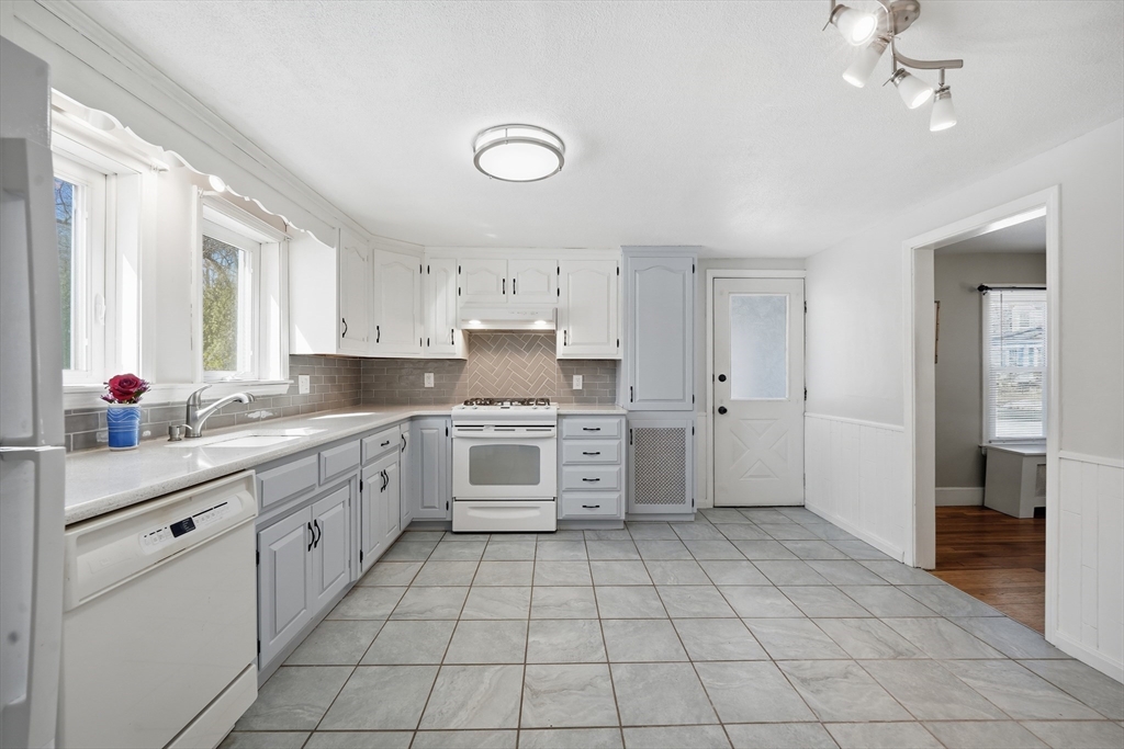 42 Carroll Street Springfield, MA 01108 - Photo 4 of 31 Gallery Image 4