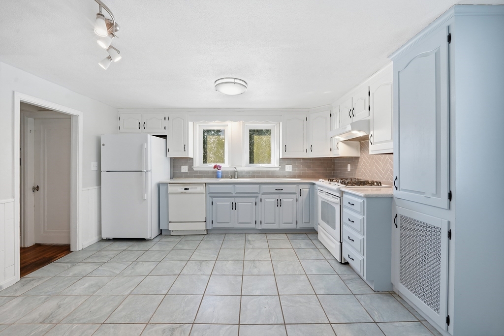 42 Carroll Street Springfield, MA 01108 - Photo 4 of 34