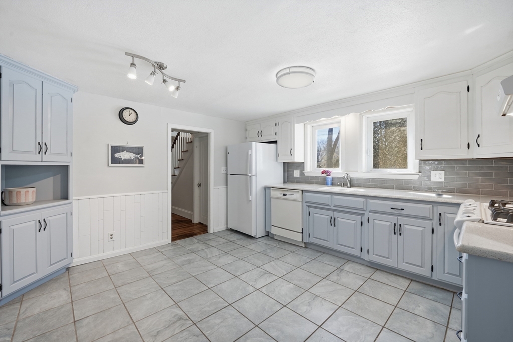 42 Carroll Street Springfield, MA 01108 - Photo 5 of 31 Gallery Image 5
