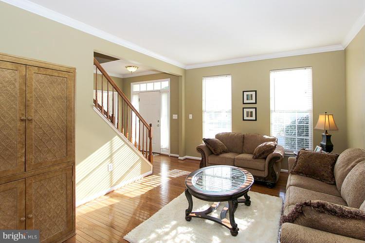 9092 Roaring Spring Loop Bristow, VA 20136 - Photo 12 of 25 Living Room