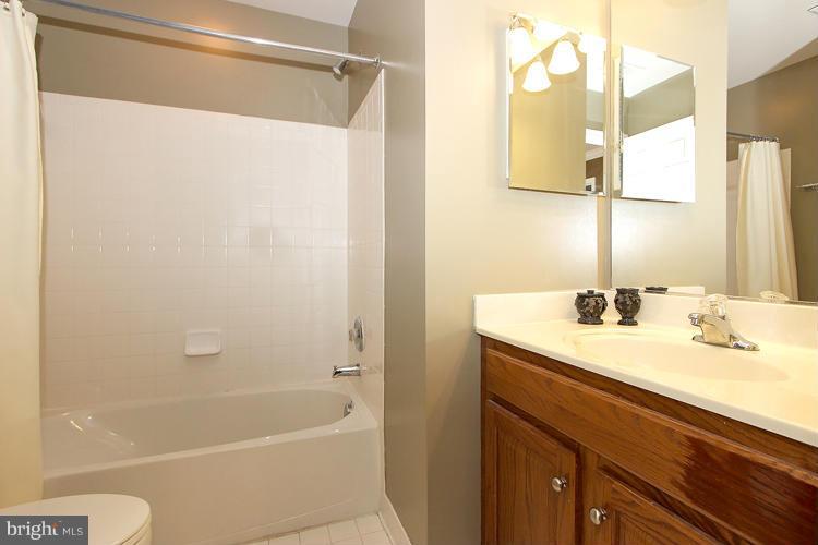 9092 Roaring Spring Loop Bristow, VA 20136 - Photo 19 of 25 Upstairs Hall Bath