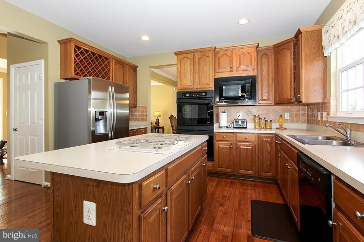 9092 Roaring Spring Loop Bristow, VA 20136 - Photo 7 of 25 Kitchen 2