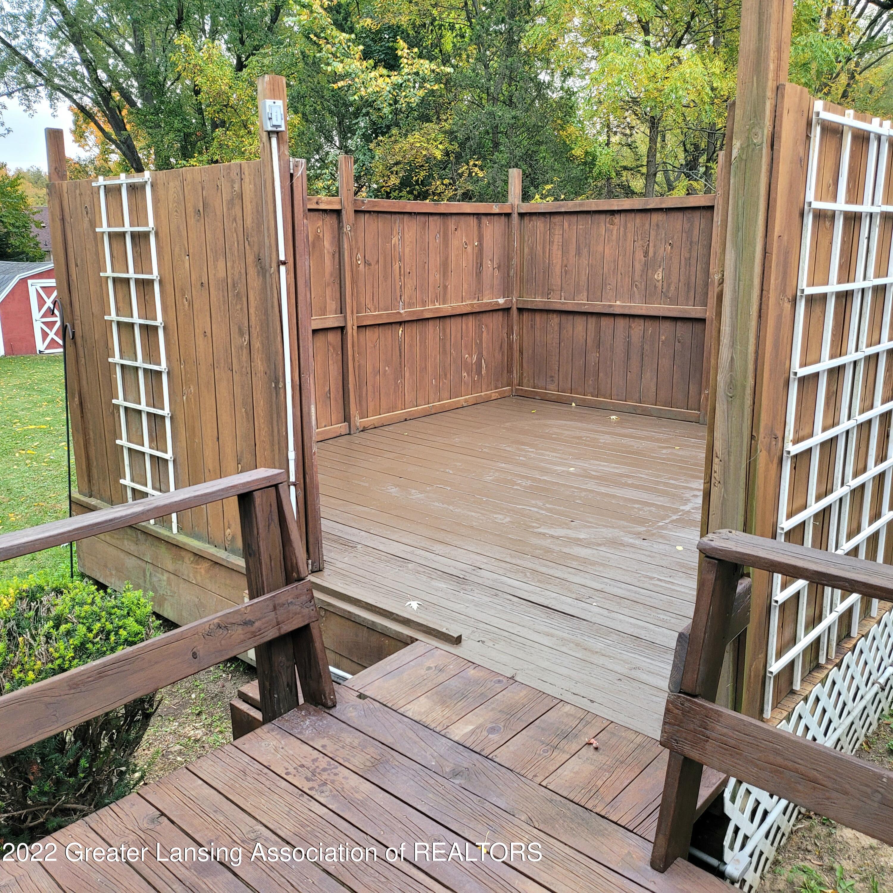 2292 Washington Road Lansing, MI 48911 - Photo 13 of 44 Deck