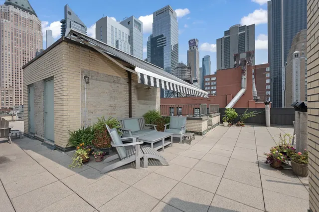 $4,000 | 325 West 45th Street, Unit 311 | Hell's Kitchen