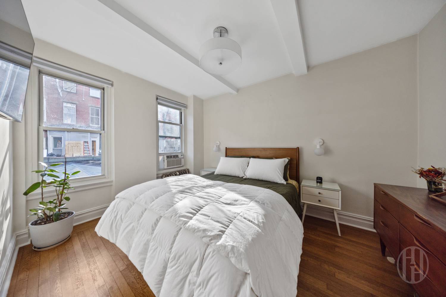 325 West 45th Street, Unit 311 Manhattan, NY 10036 - Photo 4 of 14