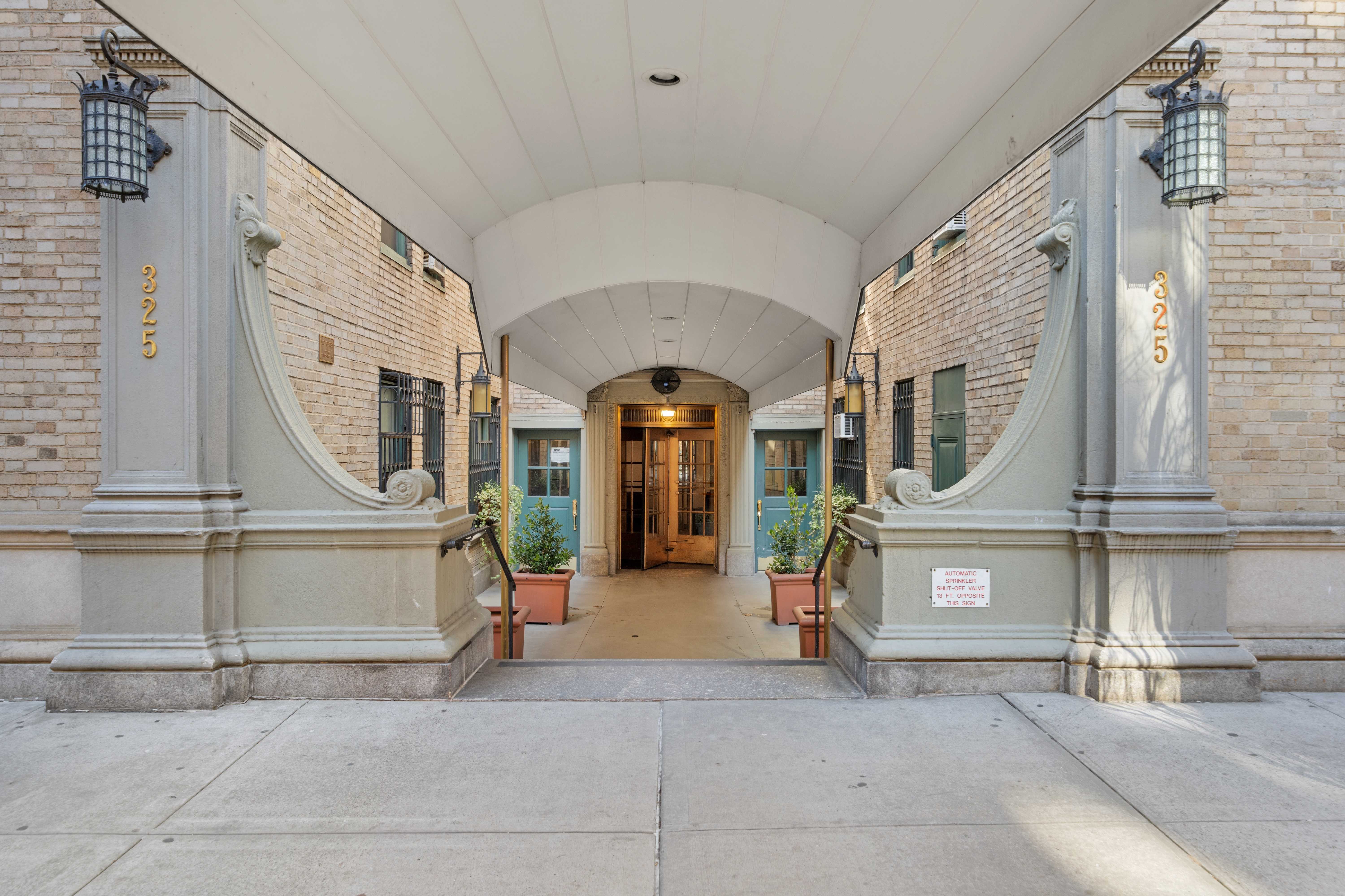 325 West 45th Street, Unit 311 Manhattan, NY 10036 - Photo 9 of 14