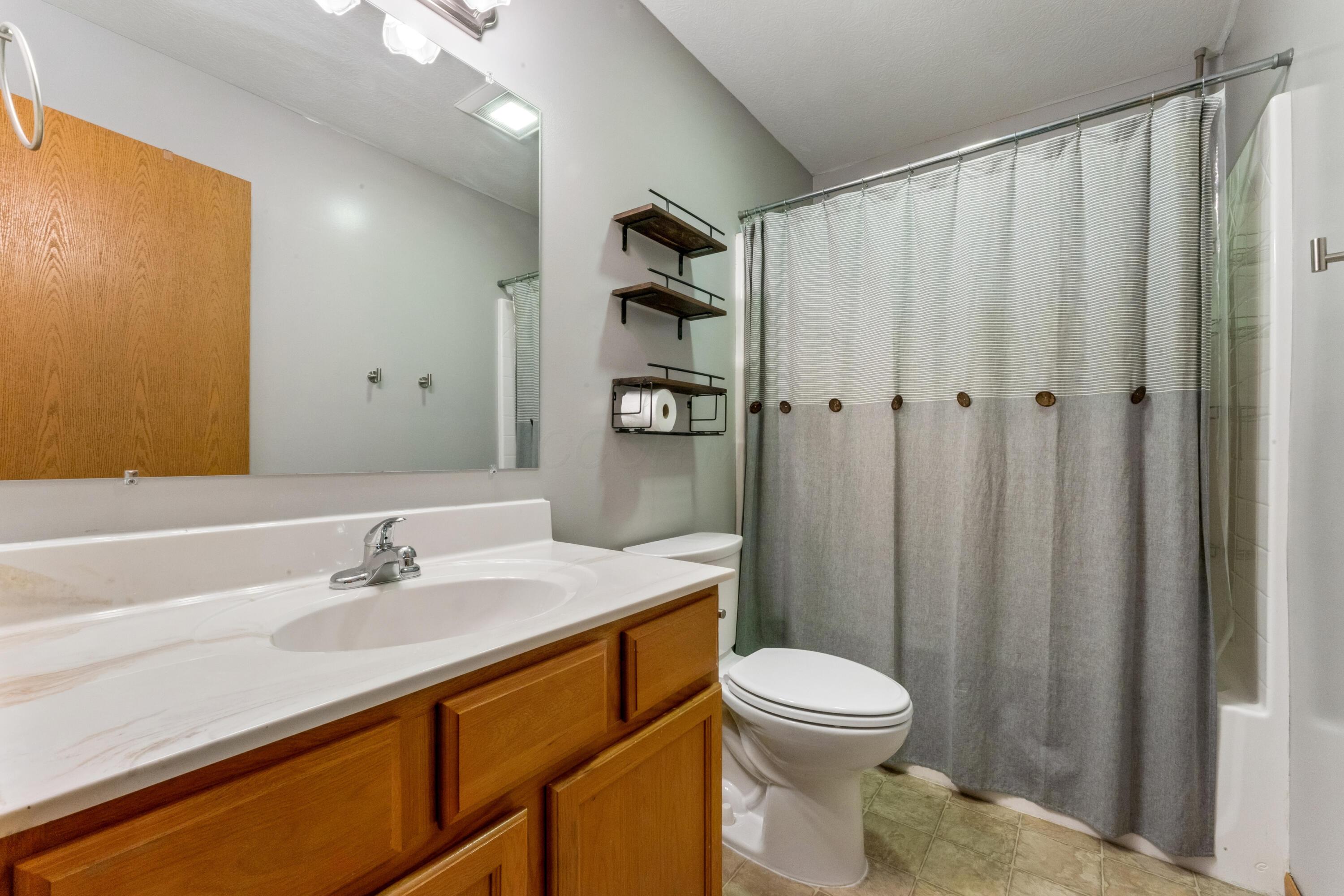 47 High Street Delaware, OH 43015 - Photo 23 of 42 Full bathroom on 2nd floor