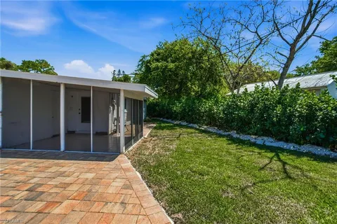 a view of a back yard