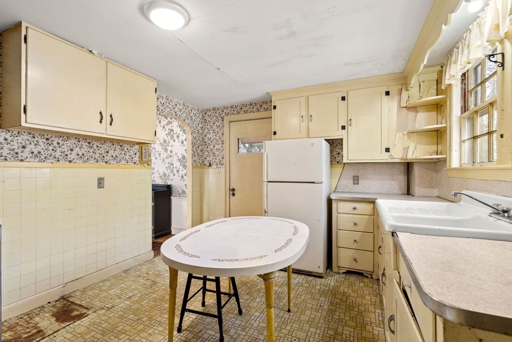 32 Grant Road Lynn, MA 01904 - Photo 8 of 31