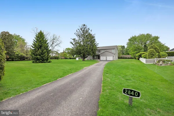 a view of a house with backyard