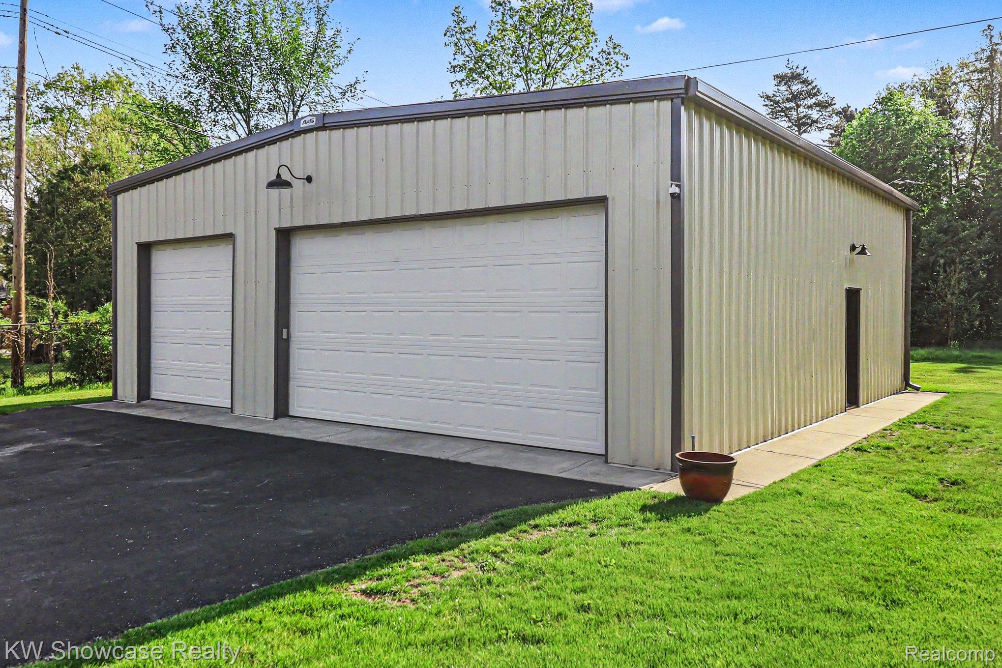 2572 Ridge Road White Lake, MI 48383 - Photo 31 of 44 030_file_2662.jpg