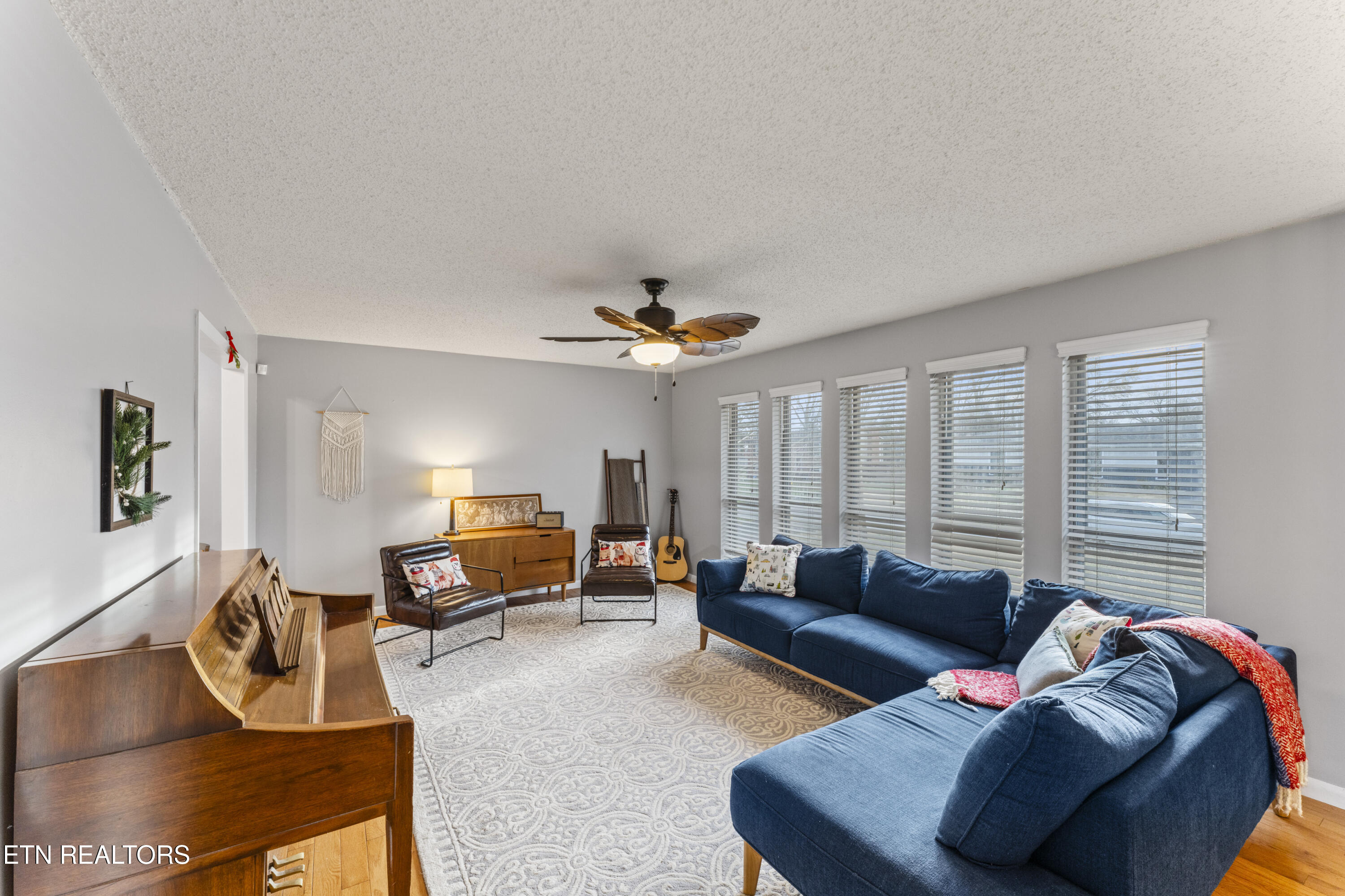 812 Crest Forest Road Knoxville, TN 37923 - Photo 18 of 45 Living room