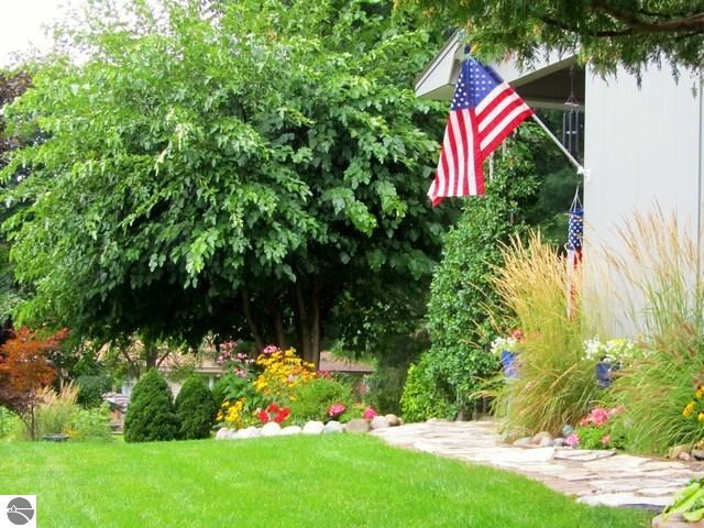 551 Bloomfield Road Traverse City, MI 49686 - Photo 13 of 34 1806189-12.JPG