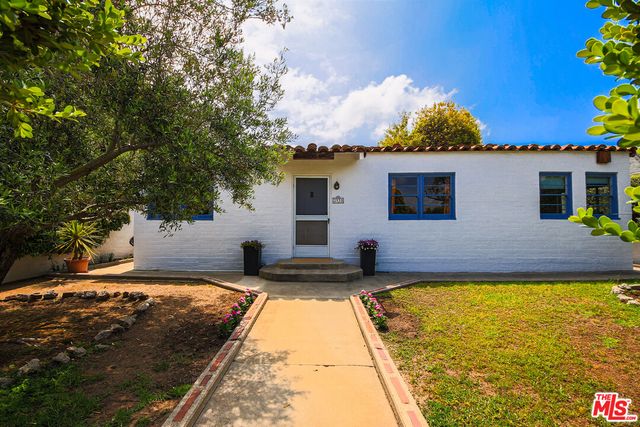 a view of a house with backyard