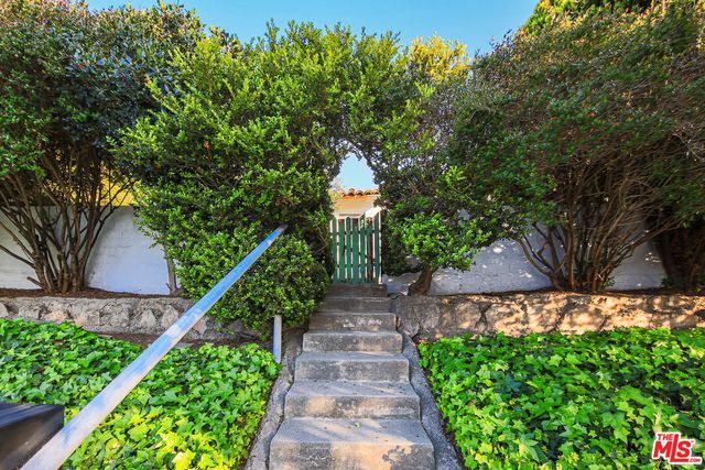 a view of a back yard