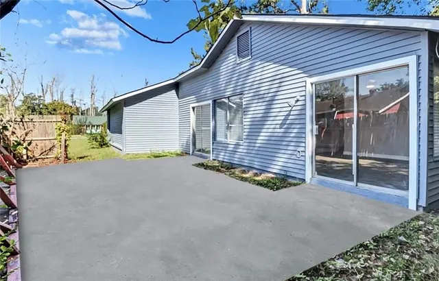 a view of a house with backyard and parking area