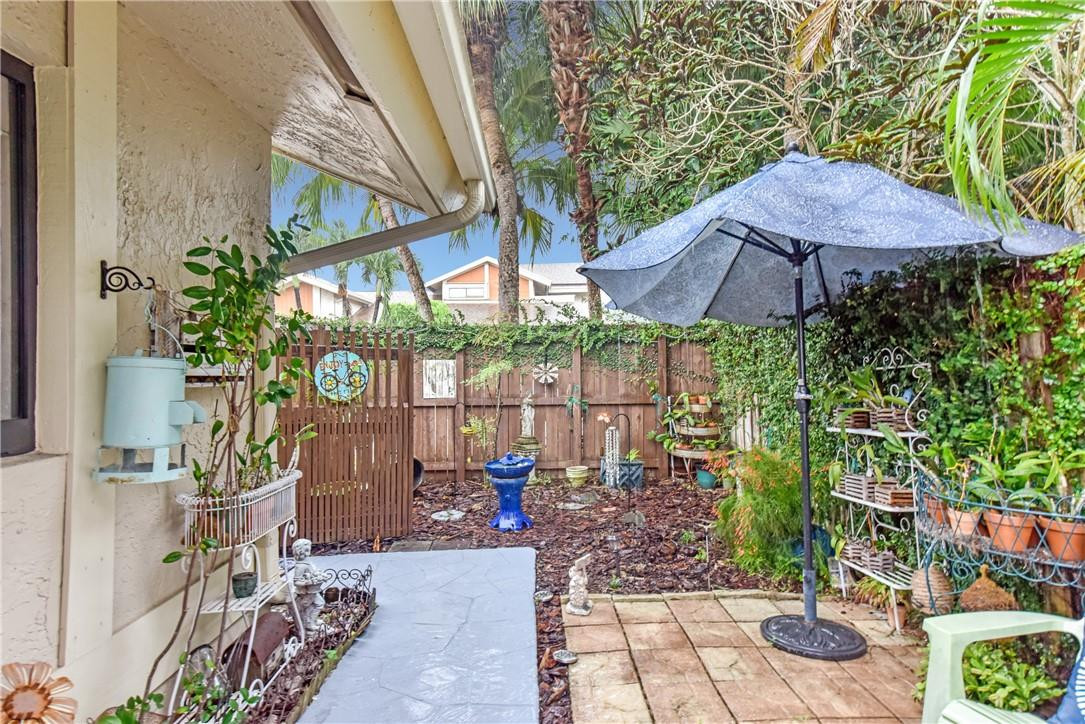 7735 Stanway Place, Unit 7735 Boca Raton, FL 33433 - Photo 4 of 34 a view of patio with table and chairs under an umbrella