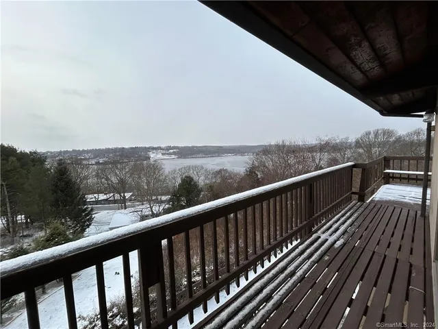 a picture of a book shelf