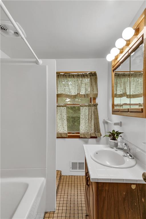 520 Edgewood Road Beaver Falls, PA 15010 - Photo 24 of 29 Hall bath.