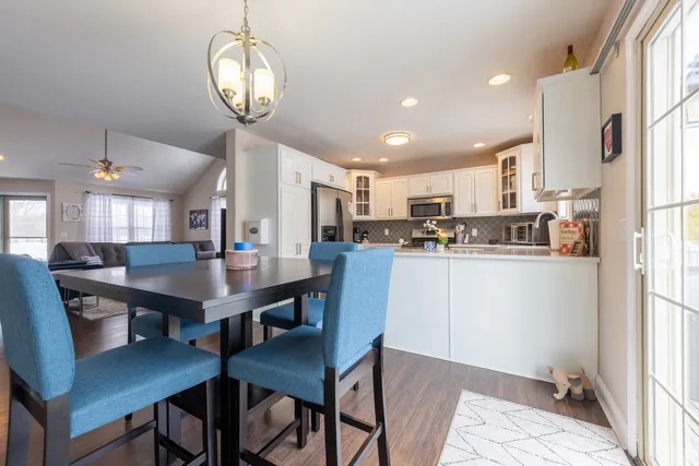 $300,000 | 708 Dennis Drive, Mahomet, IL 61853