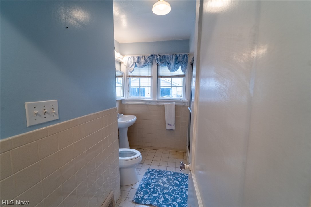 4350 Prasse Road Cleveland, OH 44121 - Photo 12 of 26
