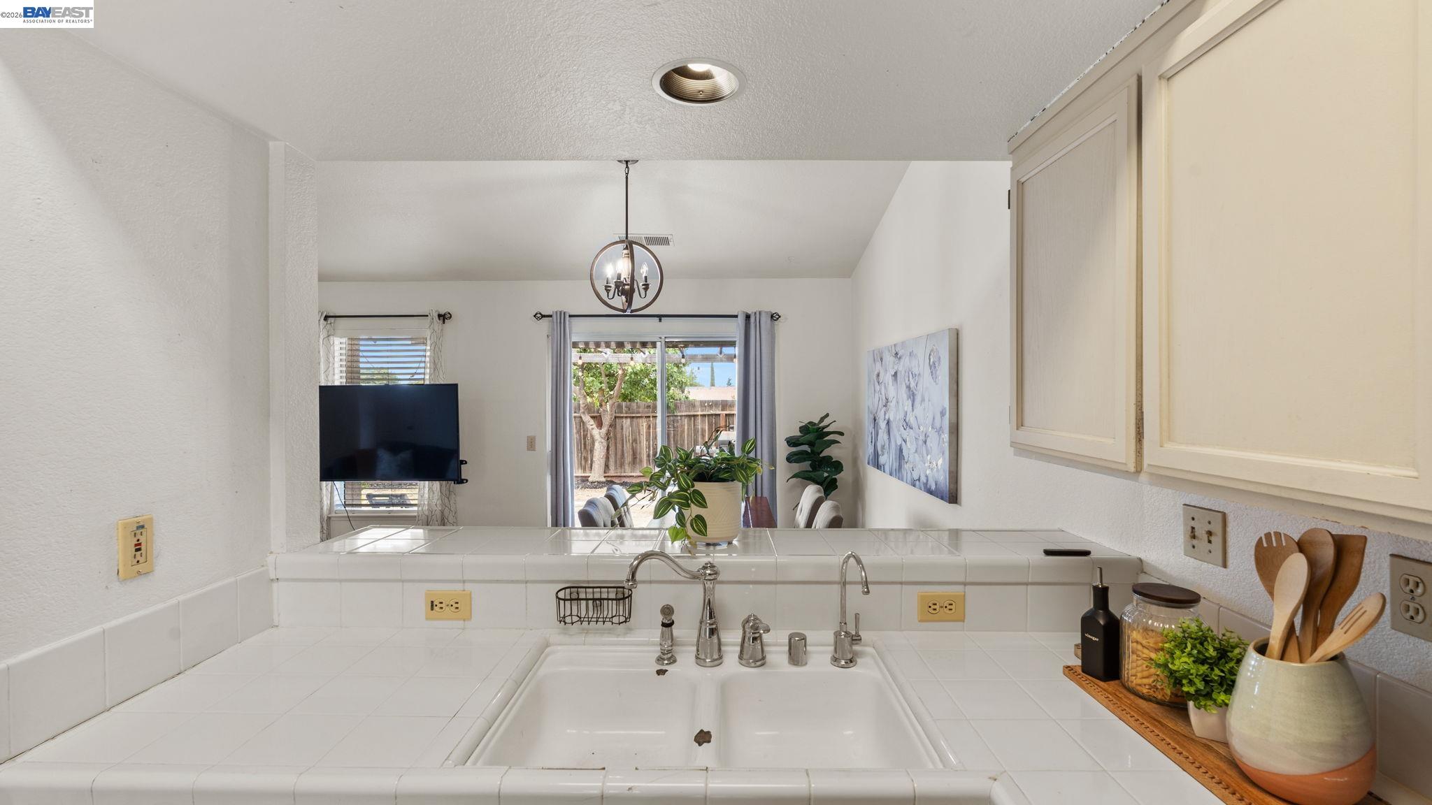 1571 Spring Court Tracy, CA 95376 - Photo 8 of 33