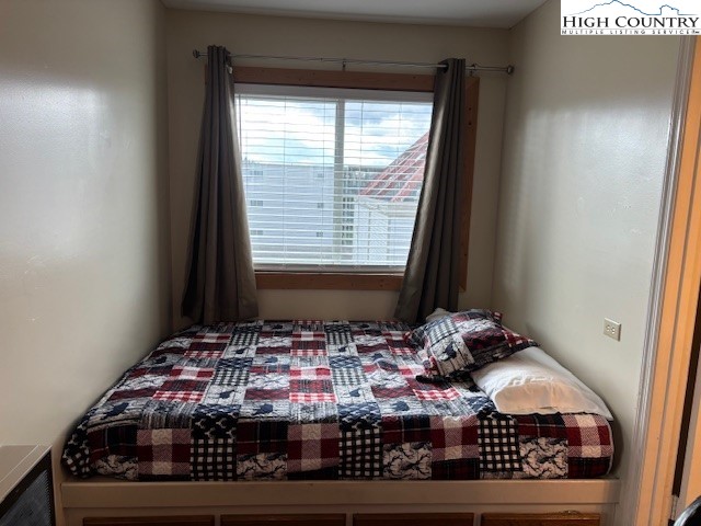 301 Pinnacle Inn Road, Unit 4301 Beech Mountain, NC 28604 - Photo 9 of 9 a room with window and rug