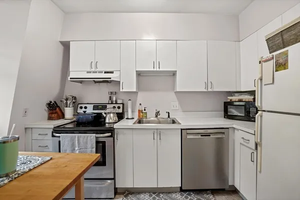 $3,300 | 39 Dwight Street, Unit 4, Boston, MA 02118