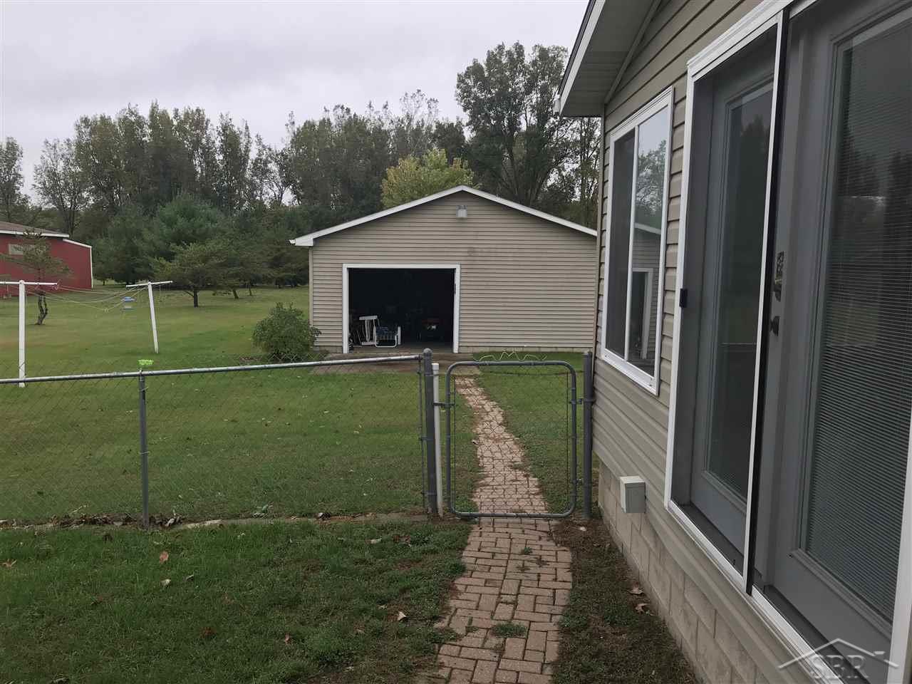 12217 Roosevelt Road Saginaw, MI 48609 - Photo 7 of 35 31361479-6.JPG
