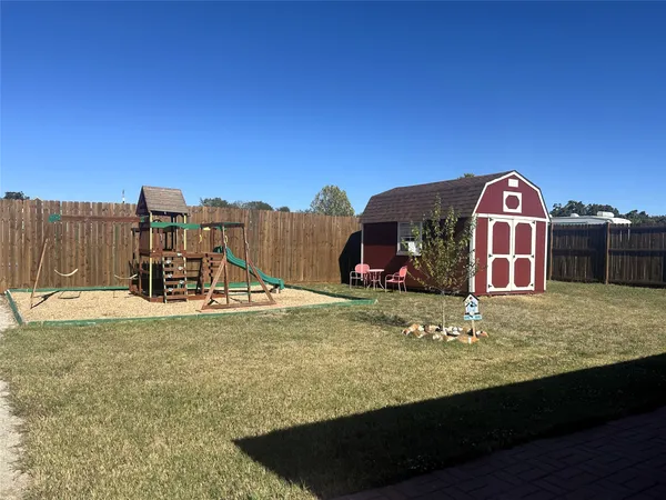 a view of a yard with a sink and a yard
