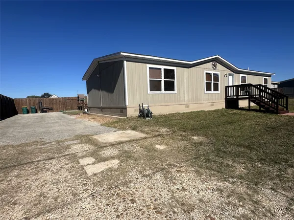 a view of a house with backyard