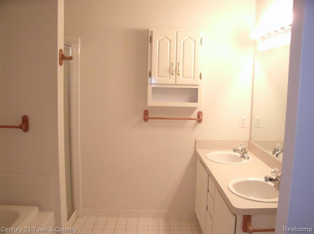 879 Ridgeside Drive Milford, MI 48381 - Photo 17 of 19 GEDC0332.JPG