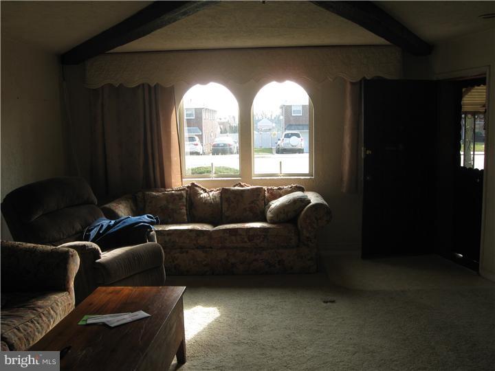 9952 Verree Road Philadelphia, PA 19115 - Photo 4 of 19 Living Room
