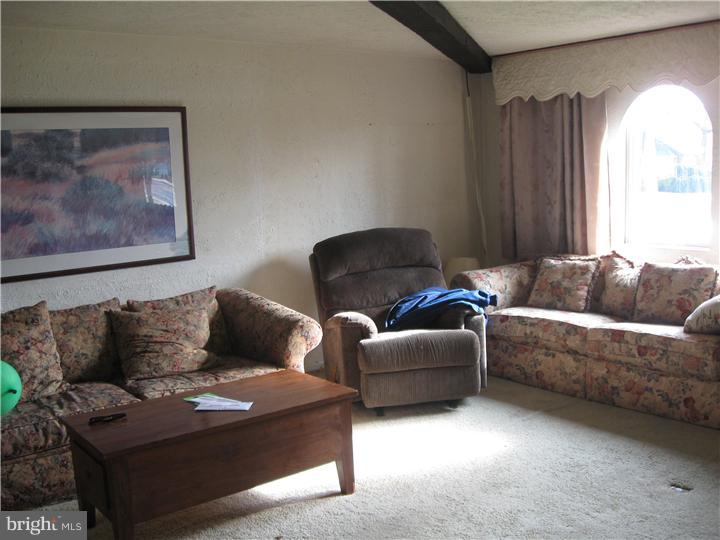9952 Verree Road Philadelphia, PA 19115 - Photo 5 of 19 Living Room